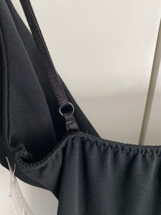 Vestido com aberturas laterais