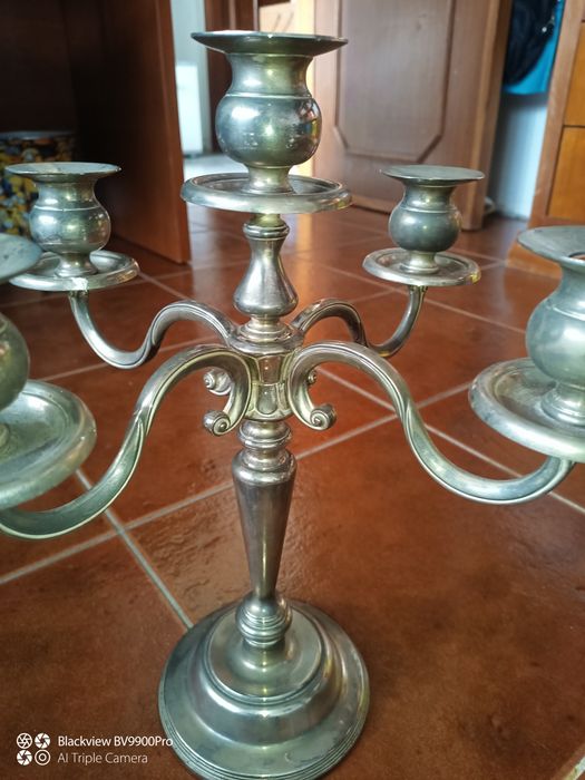 Um par de castiçais de luxo com muita qualidade muito bem trabalhados
