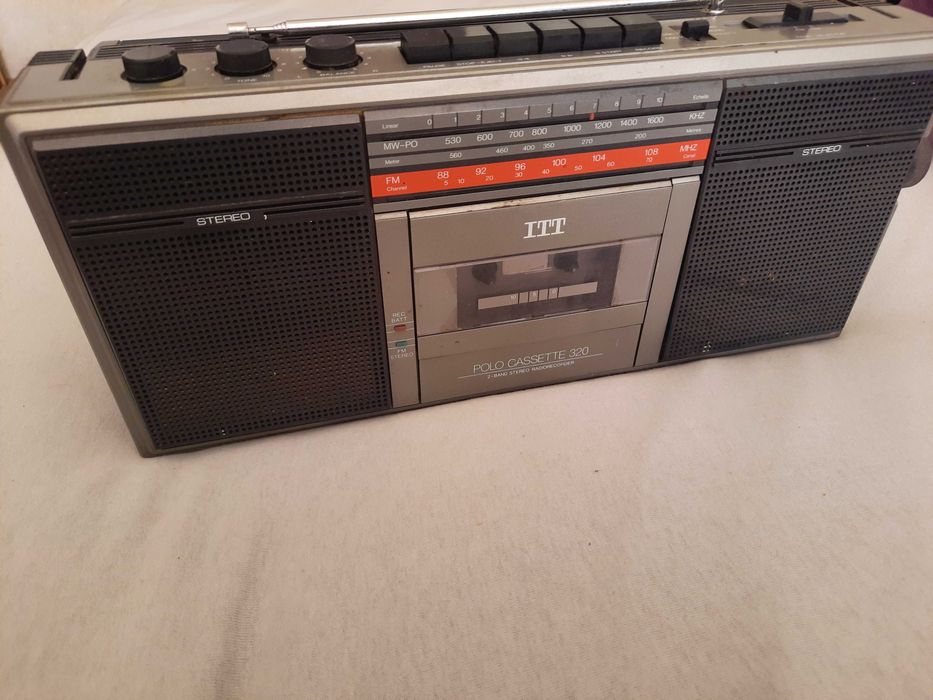 Stary radiomagnetofon ITT Polo
