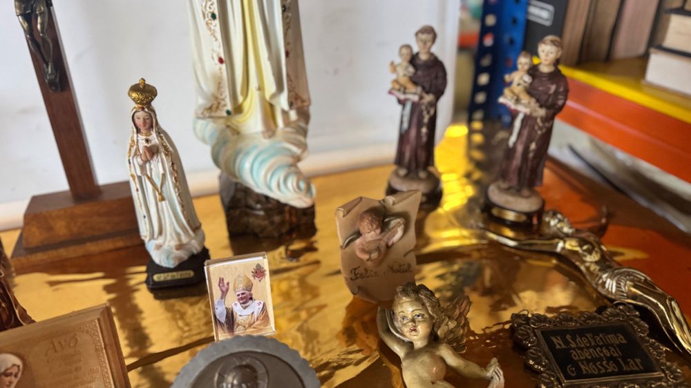 Conjunto de elementos religiosos