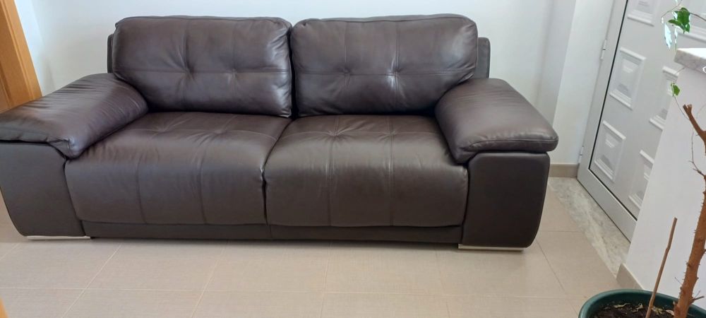 Vendo sofá de 3 Lugares em pele castanha genuína da sofatinni.