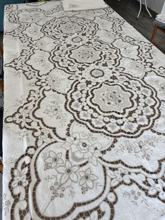 Toalha de mesa mistura de linho e algodão ricamente bordada com flores e com bordado richelieu