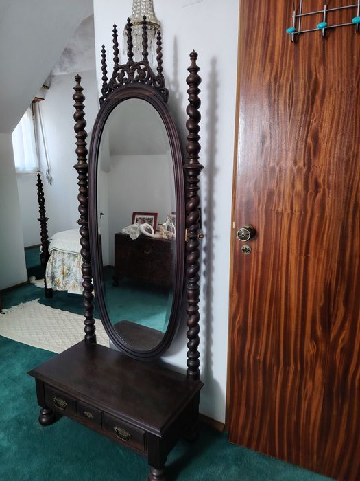 Penteadeira ou Toucador em Madeira com Bilros