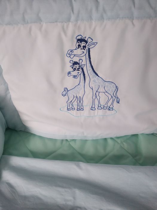 Ochraniacz na łóżeczko z kompletem pościeli.