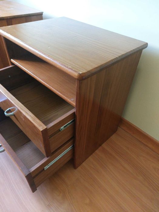 Mesas de cabeceira de madeira