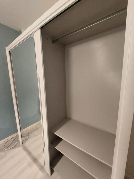 Guarda Fatos com portas deslizantes.