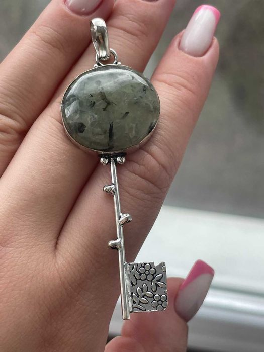 Кулон с пренитом покрытый серебром 925 пробы