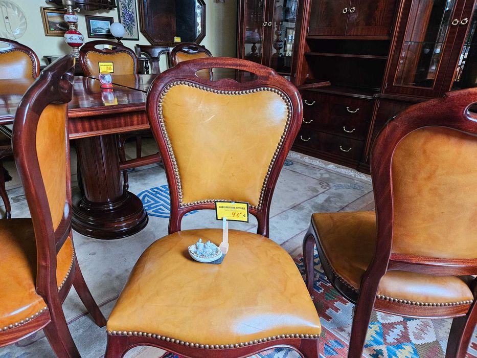 Cadeiras de sala em madeira forradas em pele - Bom estado g