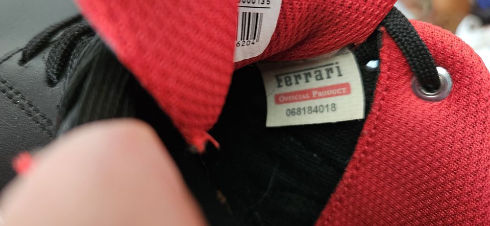 Czarne Puma Ferrari
