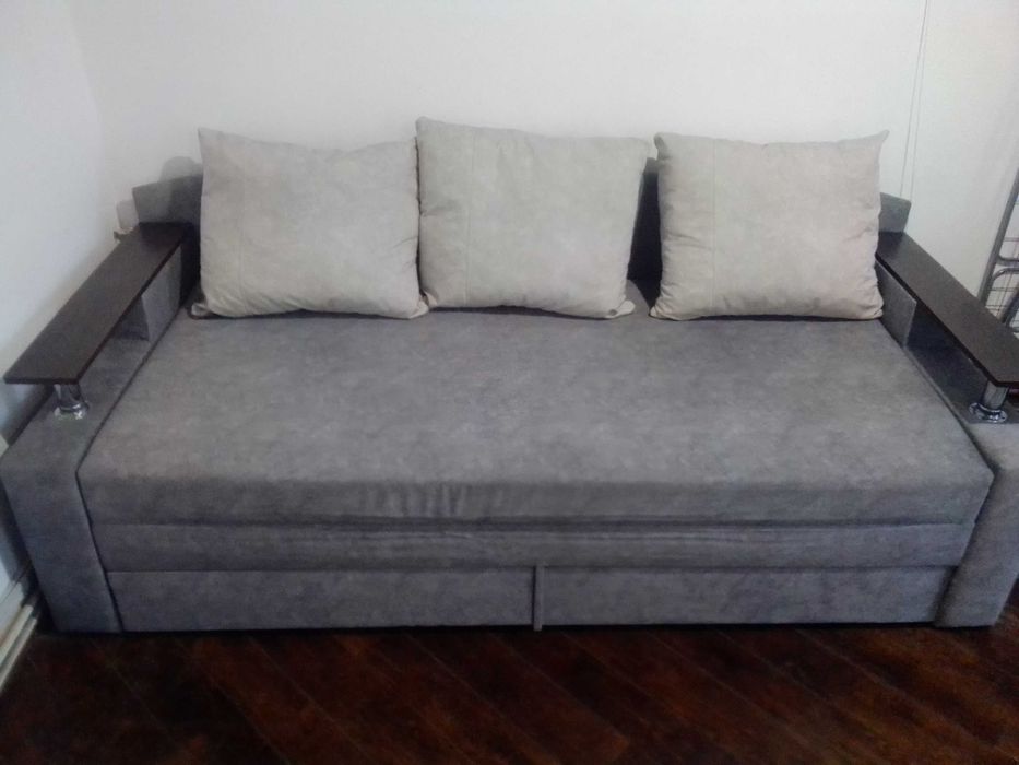 Диван в доброму стані