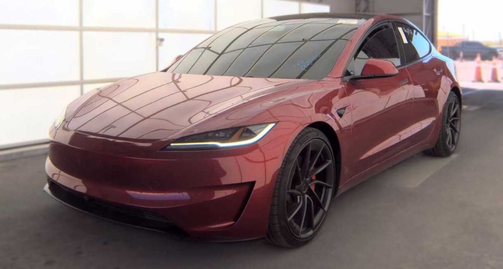 Tesla Model 3 Performance нового покоління Highland (2026 рік).