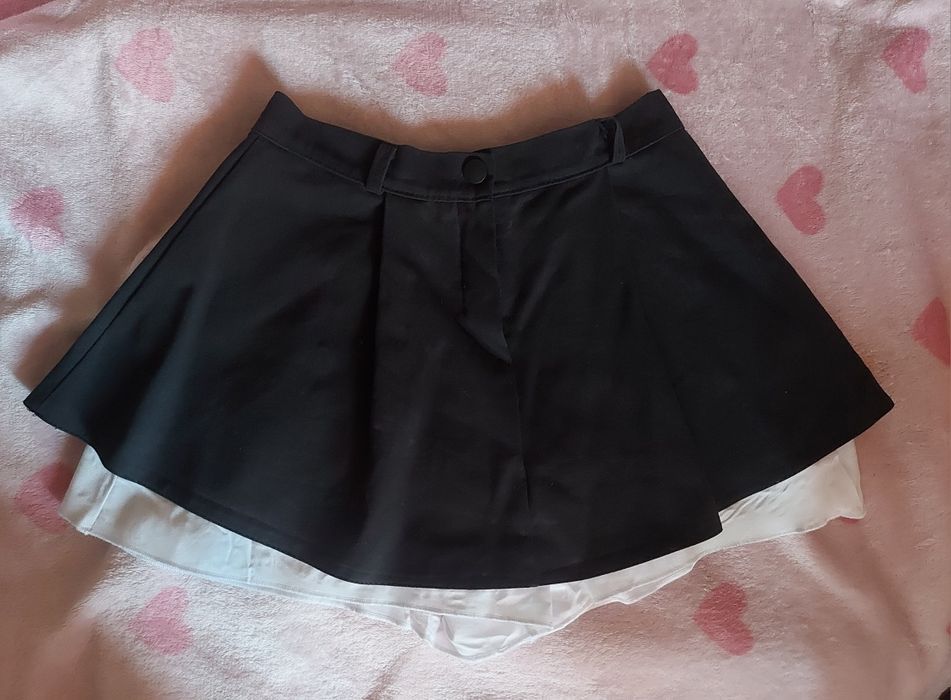 Чорна міні-спідниця з білими шортами