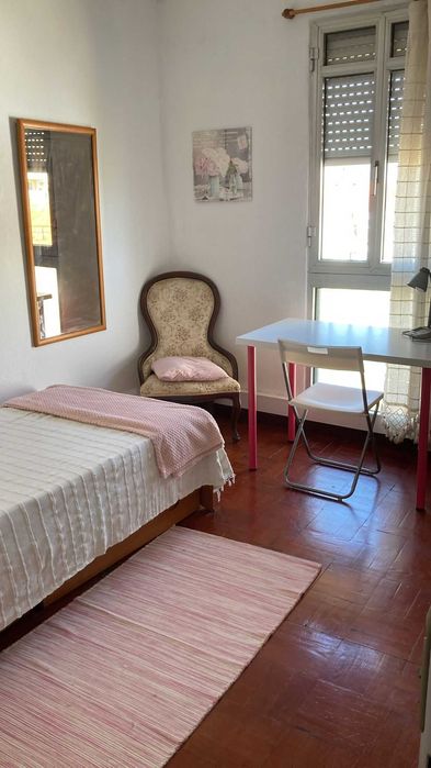 Quarto para estudante universitário em ambiente familiar nos Olivais