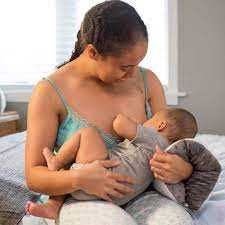 Poduszka do karmienia marki Lansinoh