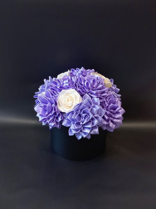 Квіти з атласної стрічки.