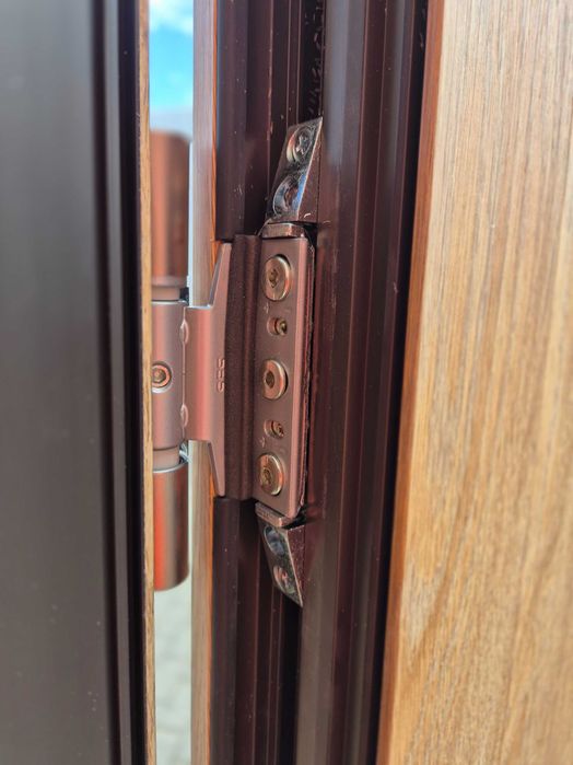 Drzwi wejściowe z pochwytem do domu zewnętrzne PCV prawe