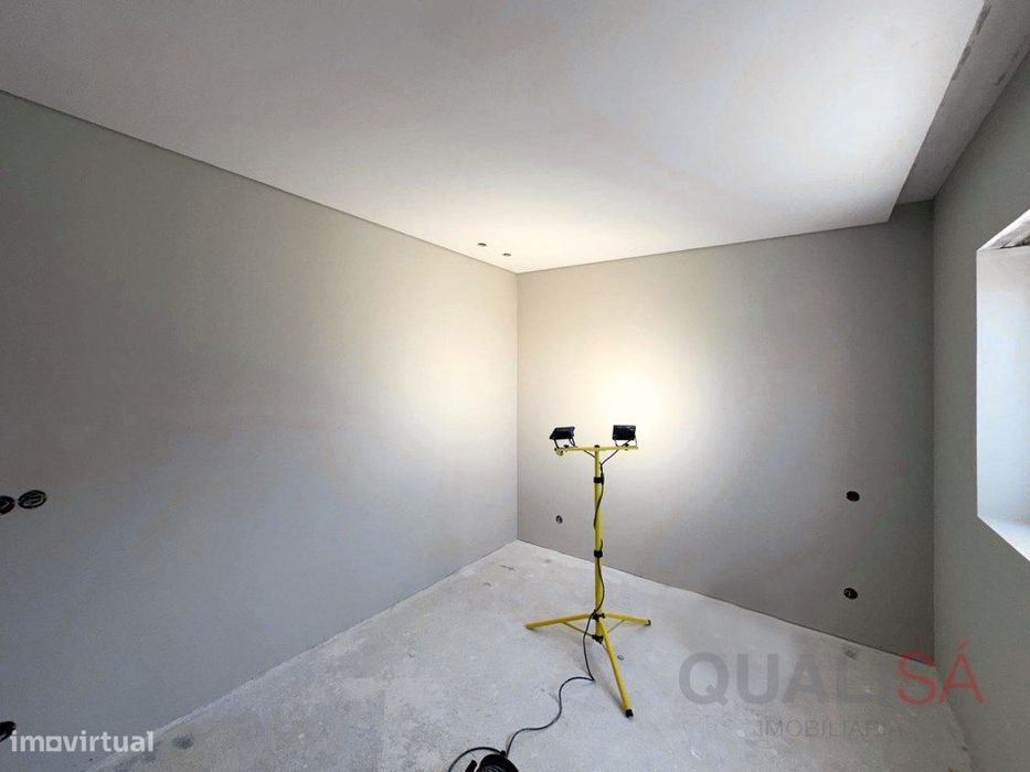 Apartamento T2 novo com logradouro e lugar de garagem em Ferreiros ...