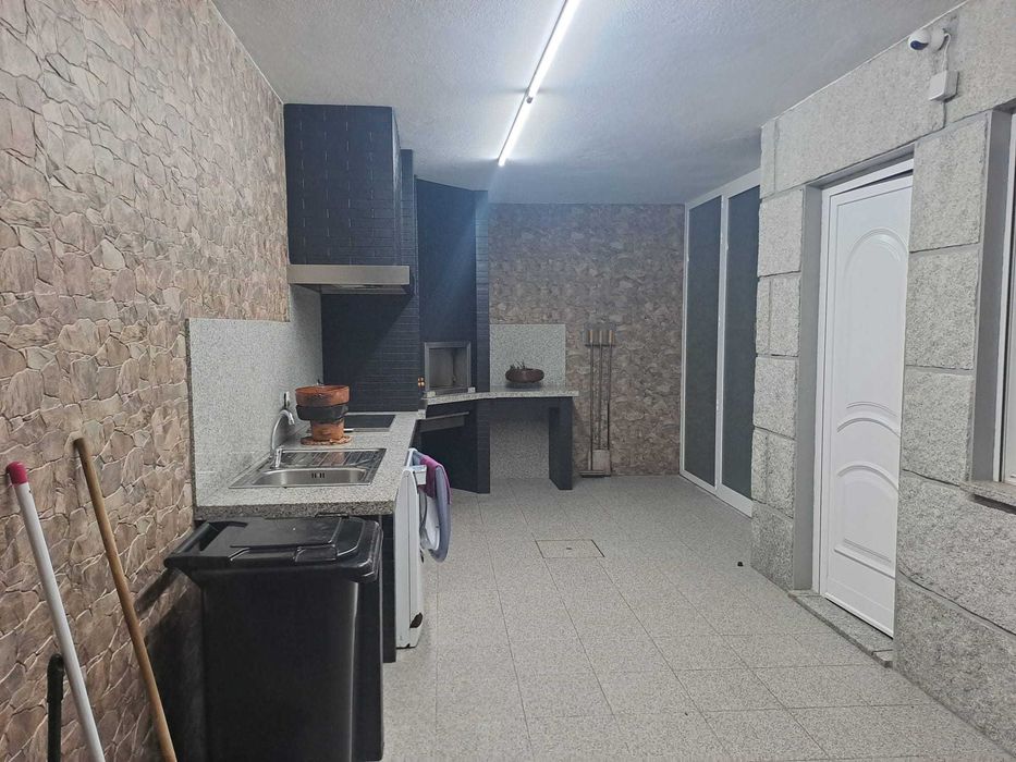 Moradia T3 em pedra azul junto a estrada Termas de S. Vicente-Penafiel