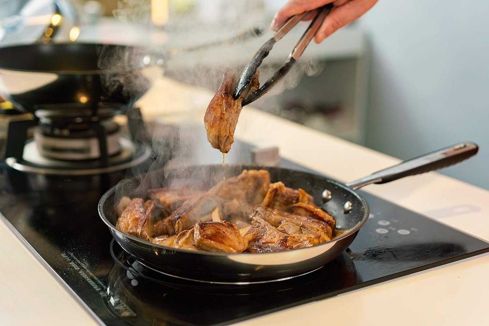 Сковорідка пательня з антипригарним покриттям Amazon Basics 28см