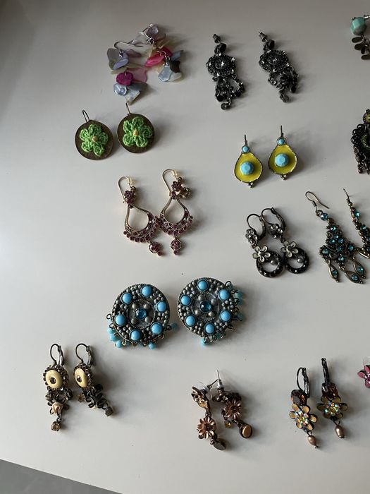 Caixa com 39 pares de brincos