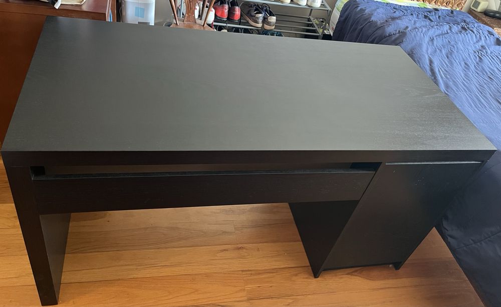 Secretária nova com gaveta e prateleiras