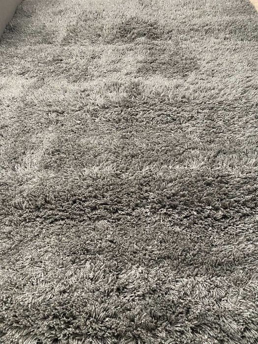 Tapete Cinza de pelo medio confortavel de tamanho 1,75 x 2.00.