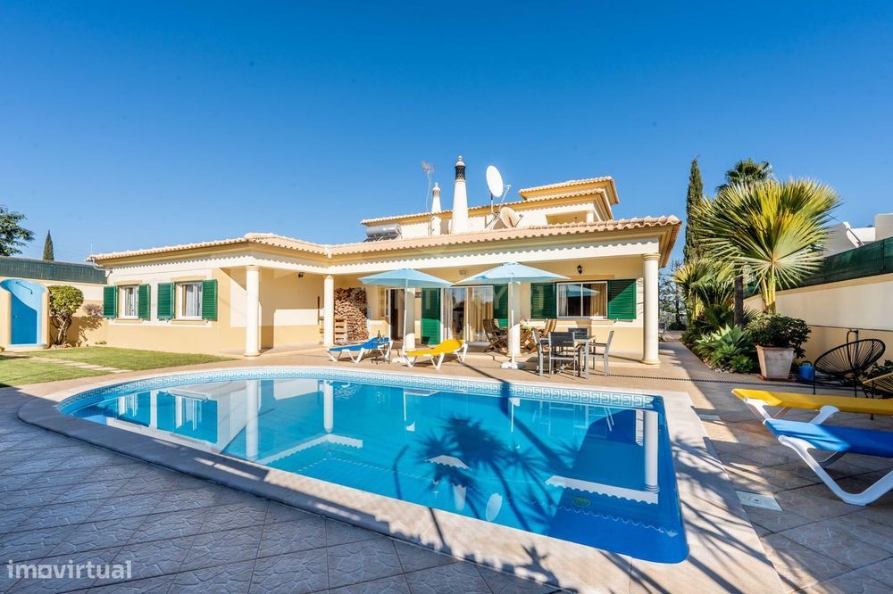 Moradia com 4 Quartos + 3 Apartamentos Independentes com Piscina e Alo