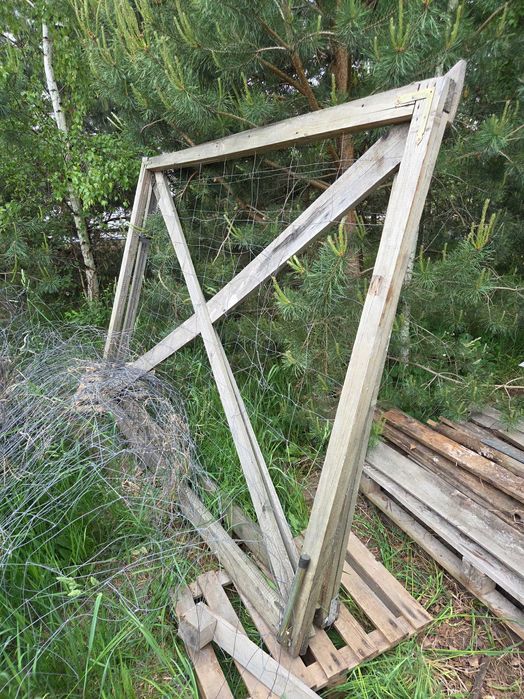 Ogrodzenie tymczasowe / budowy komplet: 140 m siatka leśna + 45 słupków + brama
