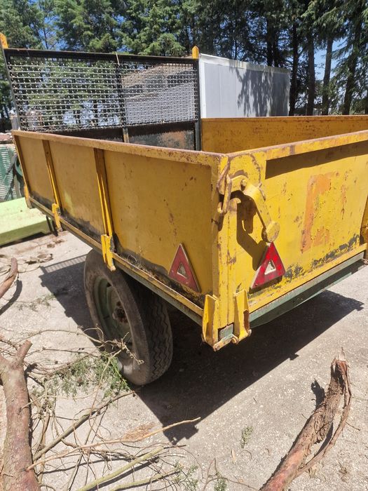 Reboque atrelado agricola basculante