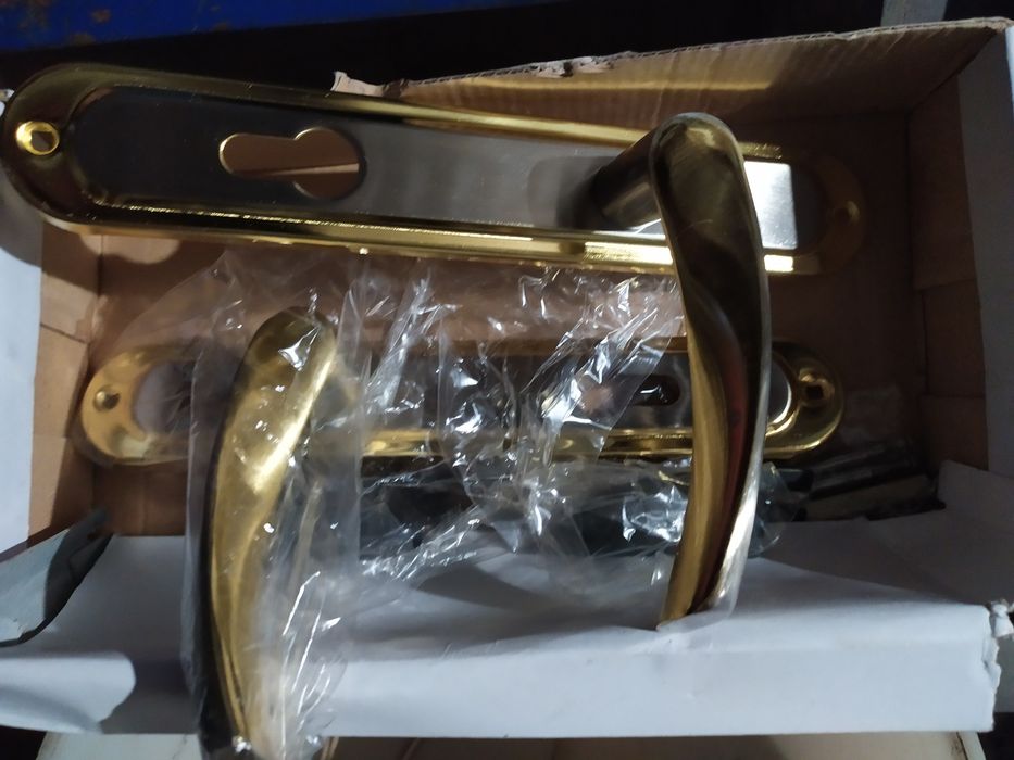 Продам замки  и ручки дверные