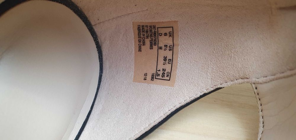 Босоніжки Clarks Deva Mae 39 р