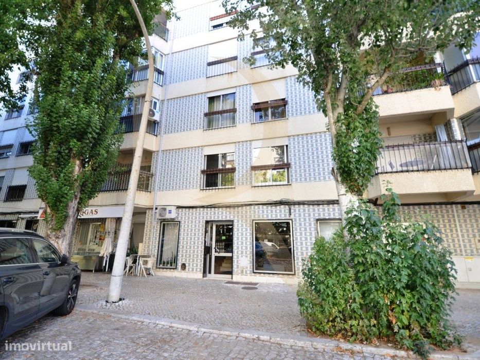 Apartamento T3 com elevador e varandas em Setúbal