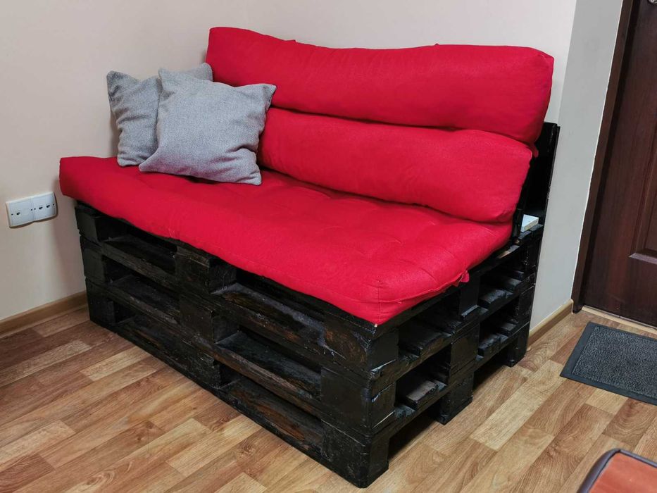 Диванчик з піддонів