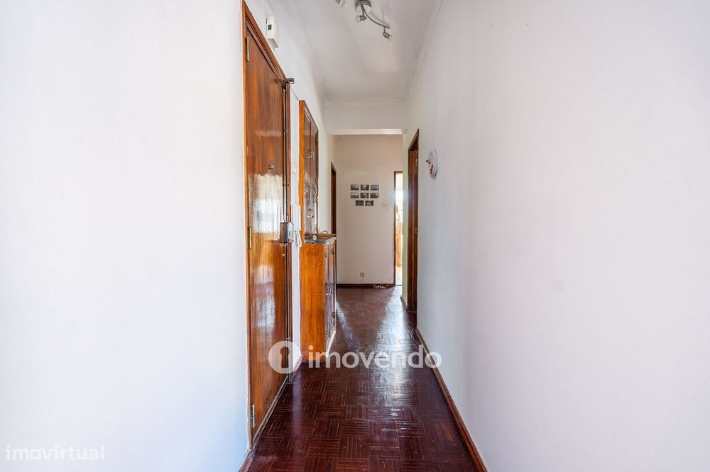 Apartamento T3, com arrecadação e boas áreas, na Estrada da Luz