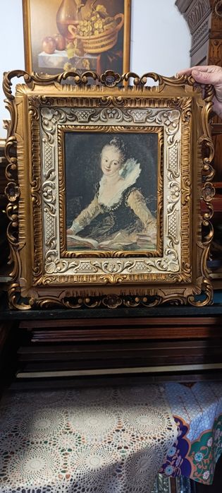 Różne obrazy dwa w ozdobnych ramach