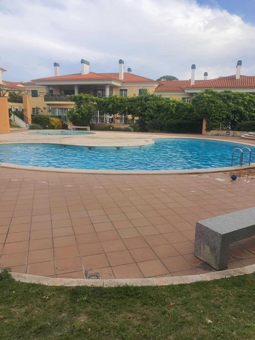 Apartamento T2 mobilado e equipado, com piscina e Box fechada completamente novo