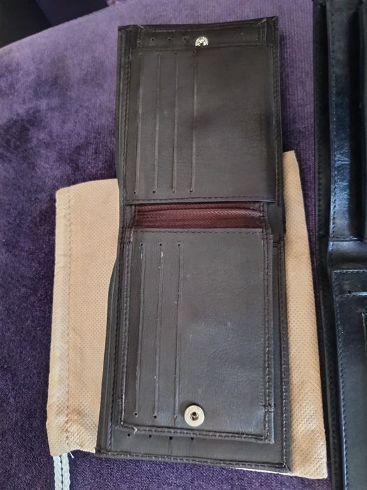 Carteiras  em pele castanha e preta ambas novas