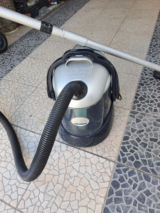 Belo aspirador em que o filtro é agua