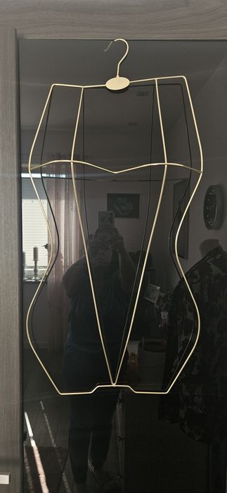 Wieszak metalowy złoty manekin