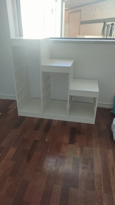 Móvel Ikea com 3 caixas plástico