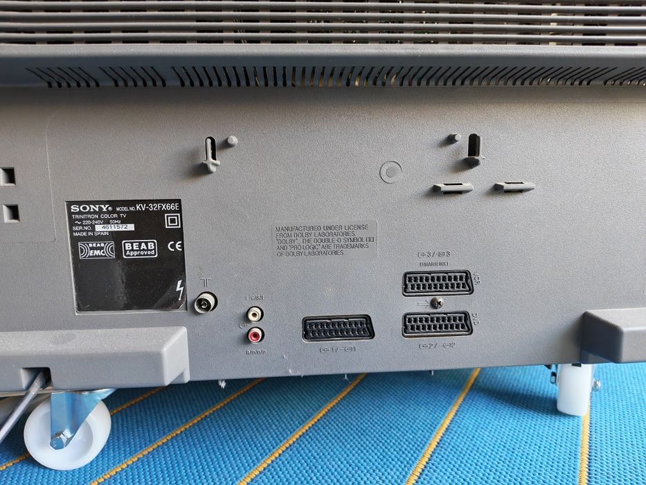 Sony Trinitron KV-32FX66E 32" + Móvel Original | Excelente para Retrogaming