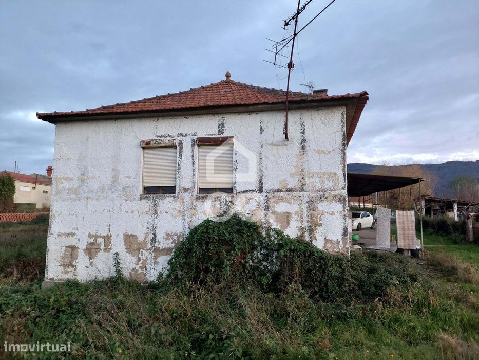 Moradia para restauro com terreno na periferia da cidade excelente opo