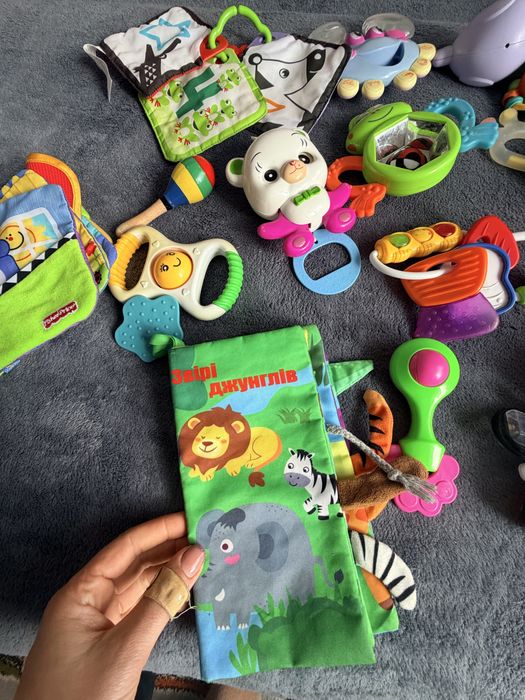 Набір брязкалець, тріщаток , мякі книжечки
