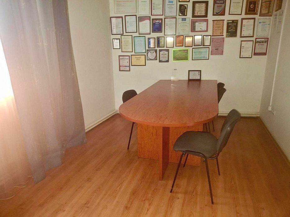 Оренда торгово-офісних приміщень площею 1400 м2 в р-ні вул. Ріпкінська