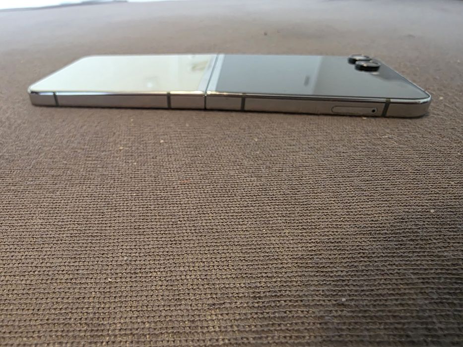 Telefon Komórkowy Samsung Galaxy Z Flip 5 (USZKODZONY)