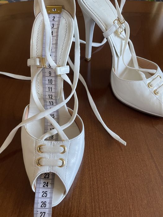 Босоножки белые женские.
