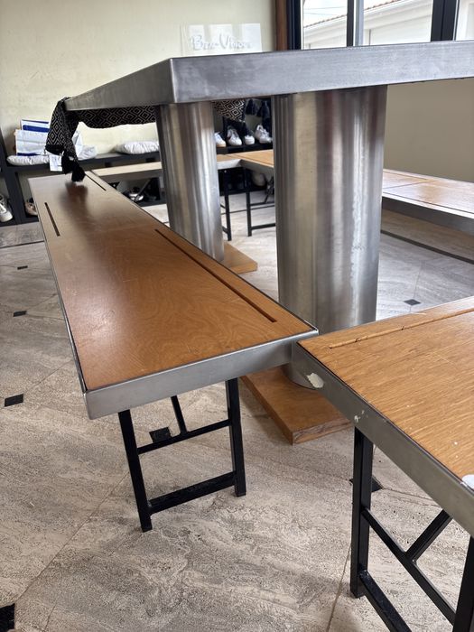 Mesa madeira com dois bancos grandes