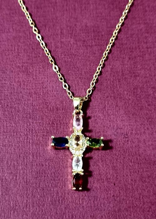 Colar dourado, em aço, com cruz colorida. Tem extensor