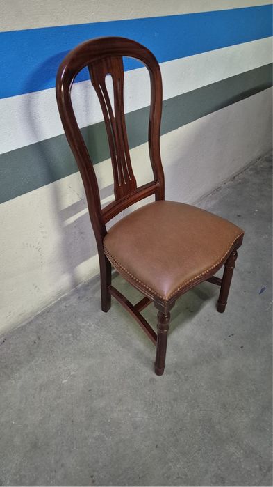 Cadeiras de madeira castanha com estofo