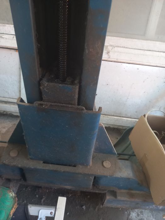 Підйомник автомобільний